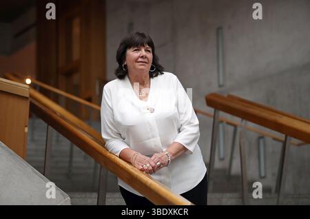 Aktenfoto vom 6/2017 von Amanda Kopel, Witwe und Franks Gesetzesaktivistin, die sagt, sie sei „überwältigt“, da die Zahlen zeigen, dass das Gesetz, für das sie sich einsetzte, 71.000 Schotten geholfen hat, kostenlose Körperpflege zu erhalten. Frau Kopel setzte sich sechs Jahre lang für die Einführung des Gesetzes in Erinnerung an ihren Ehemann, Frank Kopel von Dundee United, ein, der 2014 im Alter von 65 Jahren starb, nachdem eine Demenz diagnostiziert worden war. Sie war 2019 erfolgreich, als Frank's Law eingeführt wurde und die kostenlose persönliche Betreuung auf Personen unter 65 Jahren ausdehnte. Ausgabedatum: Montag, 26. Mai 2025. Stockfoto