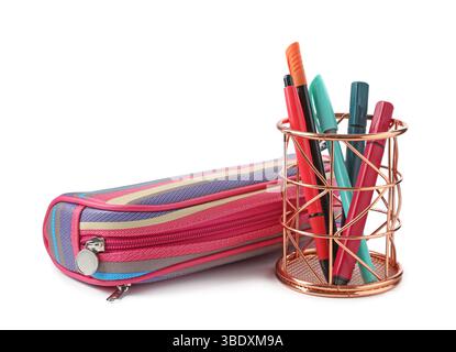 Unterschiedliche Schreibwaren in Bleistiftetui und Stifthalter isoliert auf weiß Stockfoto