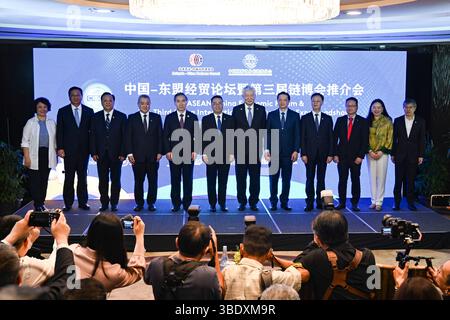 (250526) -- KUALA LUMPUR, 26. Mai 2025 (Xinhua) -- Teilnehmer posieren für Gruppenfotos während einer Roadshow für die 3. China International Supply Chain Expo, die am 26. Mai 2025 in Kuala lumpur, Malaysia, stattfand. Am Montag fand hier eine Roadshow für die 3. China International Supply Chain Expo statt, in der die weitere Zusammenarbeit zwischen China und den Ländern der Association of Südostasiatischen Nationen (ASEAN) zur Verbesserung der Koordinierung in der Industrie und der Supply Chain-Entwicklung hervorgehoben wurde. Fast 200 Vertreter von Handels- und Investitionsförderungsagenturen, Wirtschaftsverbänden und Unternehmen aus China und ASE Stockfoto