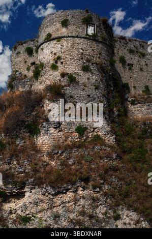 Solide Fundamente: Ein erhaltener Rundturm der Ruine Castello Città di Gerace in Gerace, Kalabrien, Italien. Wasserfestung hoch auf einem Felsen, gegründet in byzantinischer Zeit, beschädigt durch arabische Invasoren, verstärkt durch Normannen und Spanier, aber zerstört durch Erdbeben und Zweiten Weltkrieg. Die Festung verfügte einst über einen imposanten Donjon, eine Kapelle und eine Schlachthalle. Stockfoto