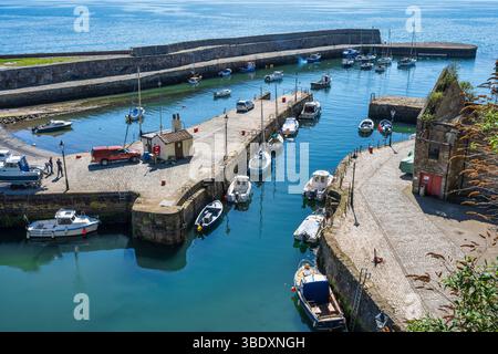 Blick auf den malerischen Hafen von Dysart, Teil des Royal Burgh of Kirkcaldy, an der Fife-Küste Schottlands, Großbritannien Stockfoto