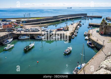 Blick auf den malerischen Hafen von Dysart, Teil des Royal Burgh of Kirkcaldy, an der Fife-Küste Schottlands, Großbritannien Stockfoto