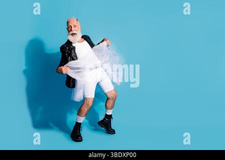Foto in voller Länge von funky außergewöhnlichen lgbt Guy gekleidete Mädchen Rock Diadema mit Spaß Kopierraum isolierten blauen Farbhintergrund Stockfoto