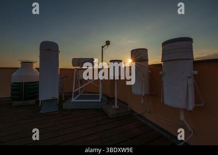 Ein meteorologisches Observatorium mit Wetterinstrumenten zur Überwachung der Atmosphäre. Dient zum Sammeln von Daten zu Temperatur, Luftfeuchtigkeit, Wind, an Stockfoto