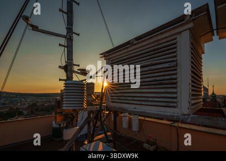 Ein meteorologisches Observatorium mit Wetterinstrumenten zur Überwachung der Atmosphäre. Dient zum Sammeln von Daten zu Temperatur, Luftfeuchtigkeit, Wind, an Stockfoto