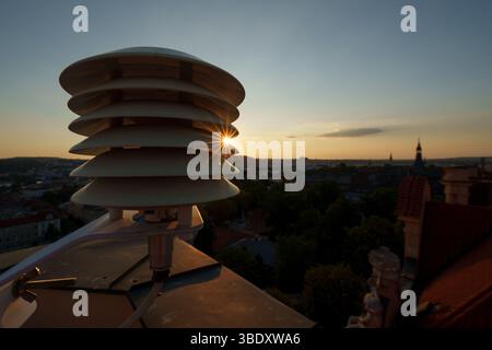 Ein meteorologisches Observatorium mit Wetterinstrumenten zur Überwachung der Atmosphäre. Dient zum Sammeln von Daten zu Temperatur, Luftfeuchtigkeit, Wind, an Stockfoto