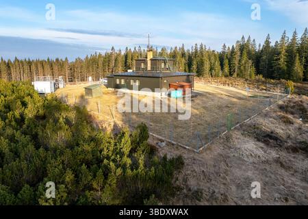 Ein meteorologisches Observatorium mit Wetterinstrumenten zur Überwachung der Atmosphäre. Dient zum Sammeln von Daten zu Temperatur, Luftfeuchtigkeit, Wind, an Stockfoto