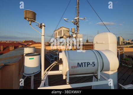 Ein meteorologisches Observatorium mit Wetterinstrumenten zur Überwachung der Atmosphäre. Dient zum Sammeln von Daten zu Temperatur, Luftfeuchtigkeit, Wind, an Stockfoto