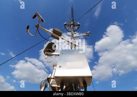 Ein meteorologisches Observatorium mit Wetterinstrumenten zur Überwachung der Atmosphäre. Dient zum Sammeln von Daten zu Temperatur, Luftfeuchtigkeit, Wind, an Stockfoto