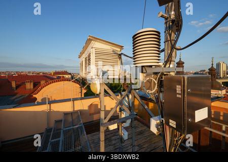Ein meteorologisches Observatorium mit Wetterinstrumenten zur Überwachung der Atmosphäre. Dient zum Sammeln von Daten zu Temperatur, Luftfeuchtigkeit, Wind, an Stockfoto