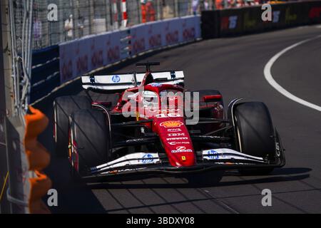 Charles Leclerc aus Monaco fuhr den (16) Scuderia Ferrari HP SF-25 während des Formel-1-Rennens Heuer Grand Prix de Monaco 2025, 8. Runde der FIA Formel-1-Weltmeisterschaft 2025, 25. Mai 2025 auf dem Circuit de Monaco in Monte-Carlo, Monaco. Stockfoto