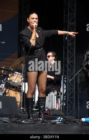 London, Großbritannien. 23. Mai 2025. Nadine Shah tritt beim Wide Awake Festival im Brockwell Park auf. Quelle: Justin Ng/Alamy Live News Stockfoto
