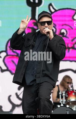 London, Großbritannien. 23. Mai 2025. Leadsänger Clams Baker Jr. (* Craig Higgins) von Warmduscher tritt beim Wide Awake Festival im Brockwell Park auf. Credi Stockfoto