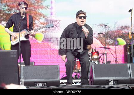 London, Großbritannien. 23. Mai 2025. Leadsänger Clams Baker Jr. (geb. Craig Higgins) und Gitarrist Adam J. Harmer (Quicksand) von Warmduscher treten im Wid auf Stockfoto