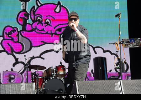 London, Großbritannien. 23. Mai 2025. Leadsänger Clams Baker Jr. (* Craig Higgins) von Warmduscher tritt beim Wide Awake Festival im Brockwell Park auf. Credi Stockfoto