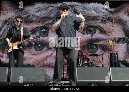 London, Großbritannien. 23. Mai 2025. Leadsänger Clams Baker Jr. (geb. Craig Higgins) und Gitarrist Adam J. Harmer (Quicksand) von Warmduscher treten im Wid auf Stockfoto