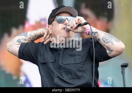London, Großbritannien. 23. Mai 2025. Leadsänger Clams Baker Jr. (* Craig Higgins) von Warmduscher tritt beim Wide Awake Festival im Brockwell Park auf. Credi Stockfoto