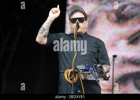 London, Großbritannien. 23. Mai 2025. Leadsänger Clams Baker Jr. (* Craig Higgins) von Warmduscher tritt beim Wide Awake Festival im Brockwell Park auf. Credi Stockfoto