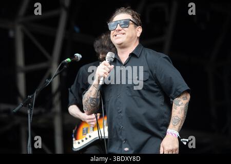 London, Großbritannien. 23. Mai 2025. Leadsänger Clams Baker Jr. (* Craig Higgins) von Warmduscher tritt beim Wide Awake Festival im Brockwell Park auf. Credi Stockfoto