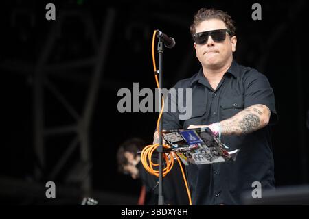 London, Großbritannien. 23. Mai 2025. Leadsänger Clams Baker Jr. (* Craig Higgins) von Warmduscher tritt beim Wide Awake Festival im Brockwell Park auf. Credi Stockfoto