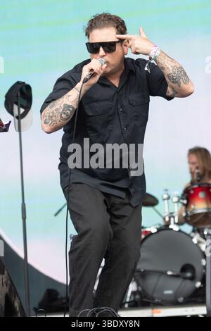 London, Großbritannien. 23. Mai 2025. Leadsänger Clams Baker Jr. (* Craig Higgins) von Warmduscher tritt beim Wide Awake Festival im Brockwell Park auf. Credi Stockfoto