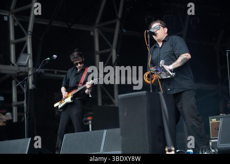 London, Großbritannien. 23. Mai 2025. Leadsänger Clams Baker Jr. (geb. Craig Higgins) und Gitarrist Adam J. Harmer (Quicksand) von Warmduscher treten im Wid auf Stockfoto