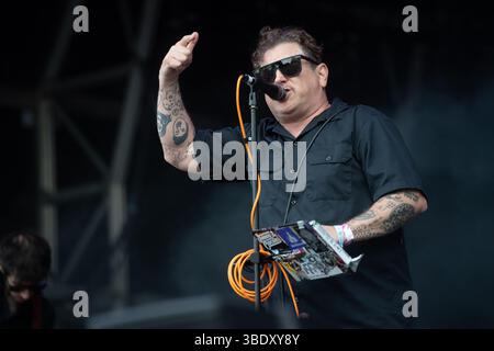 London, Großbritannien. 23. Mai 2025. Leadsänger Clams Baker Jr. (* Craig Higgins) von Warmduscher tritt beim Wide Awake Festival im Brockwell Park auf. Credi Stockfoto
