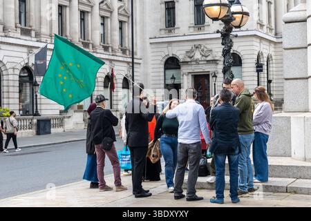 Mitglieder der Tscherkessischen Gemeinschaft versammelten sich an der Krim-Gedenkstätte, um den Opfern des Tscherkessischen Völkermords Respekt zu zeigen. Stockfoto