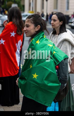Mitglieder der Tscherkessischen Gemeinschaft versammelten sich an der Krim-Gedenkstätte, um den Opfern des Tscherkessischen Völkermords Respekt zu zeigen. Stockfoto