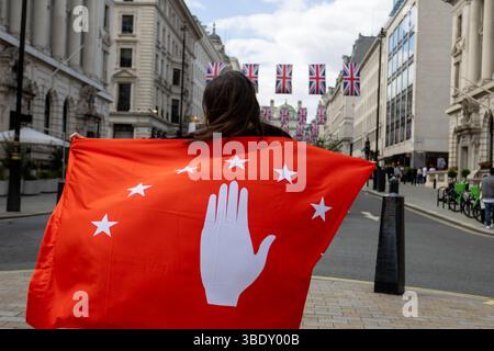 Mitglieder der Tscherkessischen Gemeinschaft versammelten sich an der Krim-Gedenkstätte, um den Opfern des Tscherkessischen Völkermords Respekt zu zeigen. Stockfoto