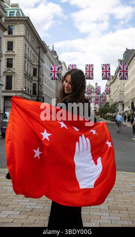 Mitglieder der Tscherkessischen Gemeinschaft versammelten sich an der Krim-Gedenkstätte, um den Opfern des Tscherkessischen Völkermords Respekt zu zeigen. Stockfoto