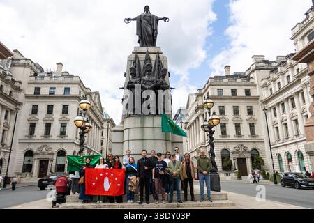 Mitglieder der Tscherkessischen Gemeinschaft versammelten sich an der Krim-Gedenkstätte, um den Opfern des Tscherkessischen Völkermords Respekt zu zeigen. Stockfoto