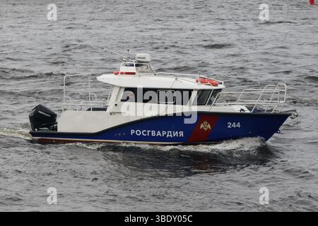 Sankt Petersburg, Russland. Mai 2025. Das Rosgwardiya-Boot segelt bei bewölktem Wetter entlang des Flusses Malaya Neva in St. Petersburg, Russland. Quelle: SOPA Images Limited/Alamy Live News Stockfoto