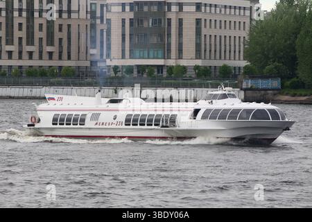 Sankt Petersburg, Russland. Mai 2025. Meteor 238 schwimmt bei bewölktem Wetter auf dem Fluss Malaya Neva in St. Petersburg, Russland. Quelle: SOPA Images Limited/Alamy Live News Stockfoto