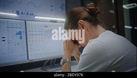 Weibliche Börsenmaklerin hat Telefonanruf, Eindämmung von finanziellen Verlusten, Überwachung von Börsenmärkten auf Multi-Monitor-Computer und Digital Tablet. Investmentagenten Betonten Schlechte Wirtschaftsnachrichten Stockfoto