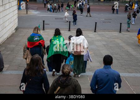Mitglieder der Tscherkessischen Gemeinschaft versammelten sich an der Krim-Gedenkstätte, um den Opfern des Tscherkessischen Völkermords Respekt zu zeigen. Stockfoto