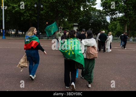 Mitglieder der Tscherkessischen Gemeinschaft versammelten sich an der Krim-Gedenkstätte, um den Opfern des Tscherkessischen Völkermords Respekt zu zeigen. Stockfoto