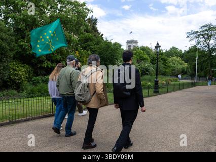 Mitglieder der Tscherkessischen Gemeinschaft versammelten sich an der Krim-Gedenkstätte, um den Opfern des Tscherkessischen Völkermords Respekt zu zeigen. Stockfoto
