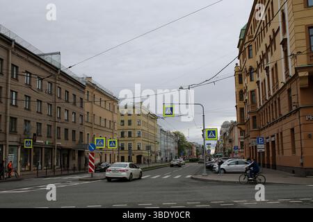 Sankt Petersburg, Russland. Mai 2025. Allgemeine Ansicht der kleinen Allee der Wassiljewski-Insel in St. Petersburg, Russland, bei bewölktem Wetter. Quelle: SOPA Images Limited/Alamy Live News Stockfoto