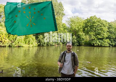 Mitglieder der Tscherkessischen Gemeinschaft versammelten sich an der Krim-Gedenkstätte, um den Opfern des Tscherkessischen Völkermords Respekt zu zeigen. Stockfoto