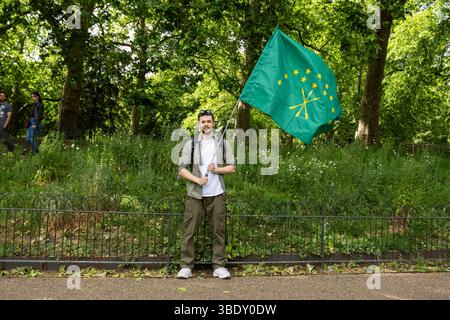 Mitglieder der Tscherkessischen Gemeinschaft versammelten sich an der Krim-Gedenkstätte, um den Opfern des Tscherkessischen Völkermords Respekt zu zeigen. Stockfoto