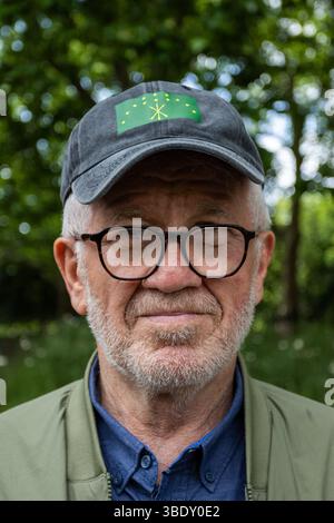 Mitglieder der Tscherkessischen Gemeinschaft versammelten sich an der Krim-Gedenkstätte, um den Opfern des Tscherkessischen Völkermords Respekt zu zeigen. Stockfoto