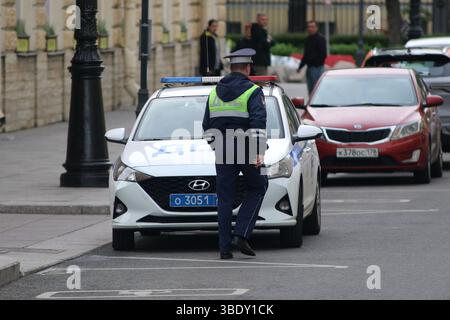 Sankt Petersburg, Russland. Mai 2025. Ein Polizeiauto, Verkehrspolizei auf der Wassiljewski-Insel St. Petersburg, Russland, bei bewölktem Wetter. (Foto: Maksim Konstantinov/SOPA Images/SIPA USA) Credit: SIPA USA/Alamy Live News Stockfoto