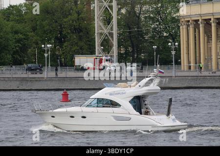 Sankt Petersburg, Russland. Mai 2025. Das Antares-Boot segelt bei bewölktem Wetter entlang des Flusses Malaya Neva in St. Petersburg, Russland. (Foto: Maksim Konstantinov/SOPA Images/SIPA USA) Credit: SIPA USA/Alamy Live News Stockfoto