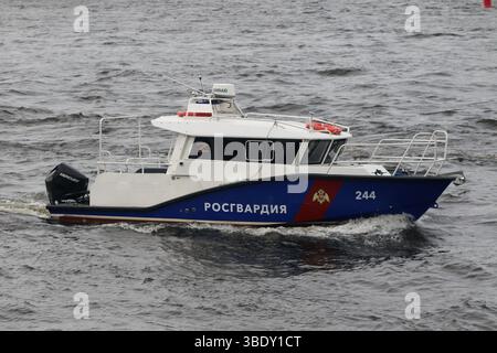 Sankt Petersburg, Russland. Mai 2025. Das Rosgwardiya-Boot segelt bei bewölktem Wetter entlang des Flusses Malaya Neva in St. Petersburg, Russland. (Foto: Maksim Konstantinov/SOPA Images/SIPA USA) Credit: SIPA USA/Alamy Live News Stockfoto