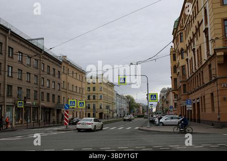 Sankt Petersburg, Russland. Mai 2025. Allgemeine Ansicht der kleinen Allee der Wassiljewski-Insel in St. Petersburg, Russland, bei bewölktem Wetter. (Foto: Maksim Konstantinov/SOPA Images/SIPA USA) Credit: SIPA USA/Alamy Live News Stockfoto