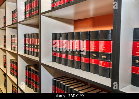 Wissensgesetzbücher, in einem Bücherregal, Rechtsvorfälle für Schichten, Anwälte und Förderer Stockfoto
