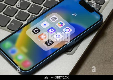Verschiedene KI-Apps, einschließlich ChatGPT, Copilot, Meta AI, Gemini, Tongyi Qianwen (Qwen), DeepSeek, Grok, Claude und Perplexity, werden auf einem iPhone angezeigt. Stockfoto