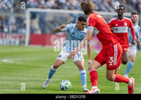 New York, Usa. Mai 2025. Alonso Martinez (16) von NYCFC kontrolliert den Ball während des regulären Saisonspiels der MLS gegen Chicago Fire FC im Yankee Stadium in New York am 25. Mai 2025. NYCFC gewann mit 3:1. (Foto: Lev Radin/Pacific Press) Credit: Pacific Press Media Production Corp./Alamy Live News Stockfoto