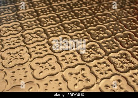 Blumenmuster mit goldfarbenem Spray, abstrakter Hintergrund Stockfoto